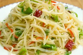 做酸辣莲藕丝，从切到拌全是技巧，不用复杂调料，脆爽开胃超下饭