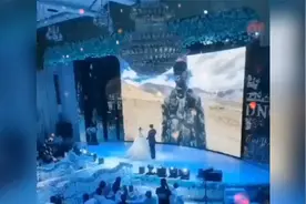 弟弟因无法出席姐姐的婚礼，录视频送上弟弟的祝福