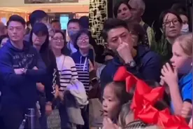霍建华林心如罕见同框，到商场看女儿演出，48岁林心如素颜显憔悴视频封面
