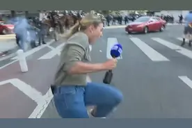 记者直播洛杉矶抗议现场遭警察射击：警察举枪瞄准 发射橡皮子弹