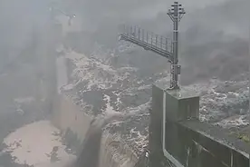 日本富士山发生泥雪崩  罕见画面：黑色混合物急速翻滚流动