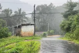 印尼村庄暴雨  印度尼西亚村庄寒冷潮湿的雨季视频封面