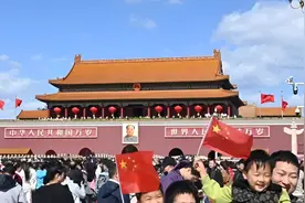 12.3万人天安门看升旗：游客连夜坐火车，排队三个多小时入场