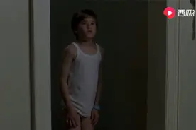 小男孩半夜起床上厕所，看到妈妈疯狂的行为，被吓哭赶紧躲起来视频封面