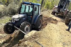 61. 拖拉机掉入斜坡，整个身子都翘了起来，看司机们如何救援视频封面