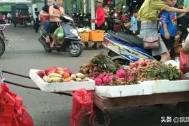 各地都可以摆地摊！可这里都是小推车的小摊，这样在躲谁？图片