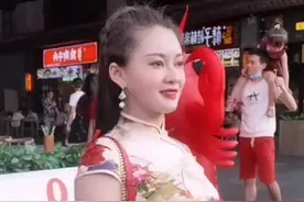 随街拍摄穿旗袍，50岁大妈，依然漂亮迷人，我感觉自己一点也不老图片