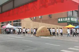 今天有幸看到了考生在考试前齐声喊口号，然后有序进入考场，震撼