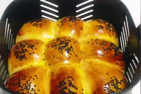 分享空气炸锅烤面包的方法，出锅后样子很馋人，第一次做很成功