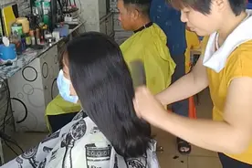 16岁美女的头发太厚，用简单传统的手法打薄修短，剪完美女很满意