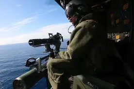 美国海军陆战队机载加特林机枪疯狂扫射目标 美军进行大规模模拟