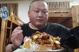 浓郁的汤汁配上香喷喷的米饭，这样的牛腩盖饭，真的是好吃到嗨皮