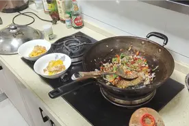 给骚哥做一份自创的鸡蛋瘦肉腐乳面，面条这么做，真的是太香了