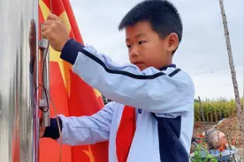 少年强则国强，小河里岛8岁留守儿童，升国旗，说我爱中国！视频封面