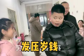 小伙磕头要压岁钱把小盆磕扁了，外地女婿买加特林庆祝回老丈人家视频封面