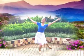 背面演示优美舒展形体舞《我们正青春》歌声悠扬，舞步轻盈！视频封面