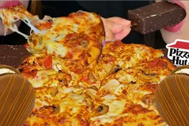 外网母女吃播ASMR:芝士披萨配冰淇淋，快乐加倍！视频封面