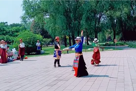 甘肃小伙偶遇联欢活动与舞队姐姐们共舞《格桑拉》！视频封面