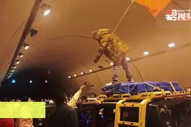 西安塌方路段隧道挥舞国旗高歌的男子 是遵义人图片