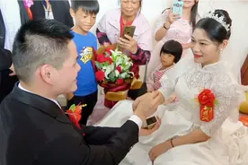 广西农村接新娘风俗，伴娘挡门却被伴郎抱起，场面热闹又搞笑视频封面