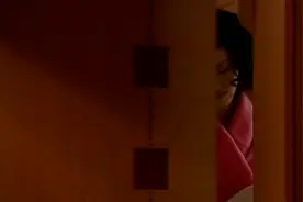 这个女人脑袋被门夹了，居然极力维护报复自己的男人，警察都傻了视频封面