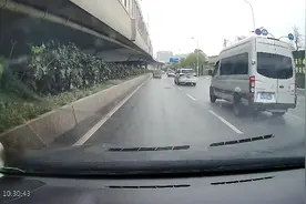 武汉的很多司机驾驶素质堪忧，变道不打灯，匝道右侧危险超车！视频封面