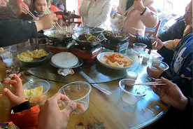 这才是湖北的特色，吃饭都是用一次性碗筷！视频封面