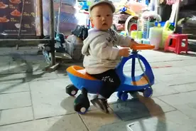 路边上都不知道是谁的车，他骑上就走了，真是个调皮捣蛋鬼