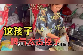 二女儿脾气太暴躁，吃饭时突然耍起性子，一旁奶奶一脸嫌弃。视频封面