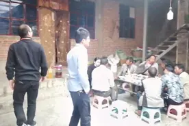 走进云南深山农村，被乡亲拉进家里吃饭，两个彝族姑娘喝得大醉视频封面