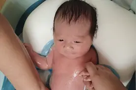 出生第8天的宝宝洗澡会紧张害怕，还好有姐姐在一旁抓住他的手！视频封面