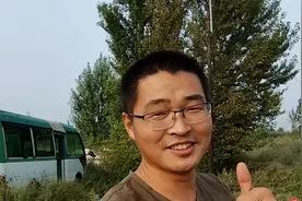 自驾游张家口途中，荒郊野岭发现一辆废弃大巴车，这是怎么回事？