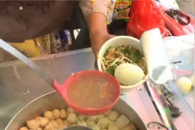 大妈街头加工泡面，7元一桶成为00后的“最爱”，家长却说没营养