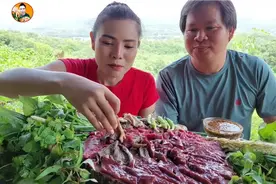 泰国美食博主橙子姐姐今天和老公一起分享泰式牛肉赤身沙拉绿化带