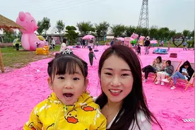 媳妇带闺女去小镇看花海，不光吃的玩的，还有粉色的沙滩，太美了