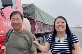 大车司机老爸连续奋战多天：回家之路太难！到家不休息直接带外孙视频封面