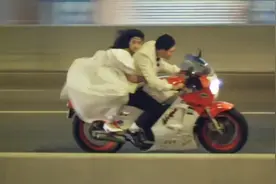 都说港片韵华已逝究竟当年韵华为何，两首歌带你看完《天若有情》