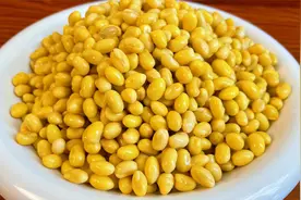 这才是黄豆最好吃的做法，我家一周吃5次，端上桌2分钟就吃光，香