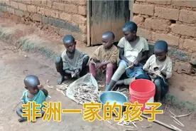 非洲乡村孩子的淳朴生活，帮家里干家务视频封面