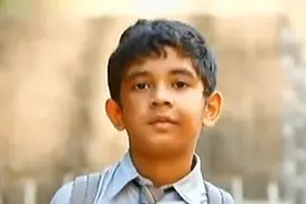 印度老师太可恶，赶走没饭吃的男孩，自己却吃了学生的便当！电影视频封面