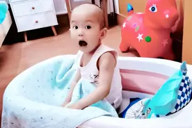 就是这个宝宝她说今天晚上要在她的洗澡盆里睡觉，你说奇葩不奇葩