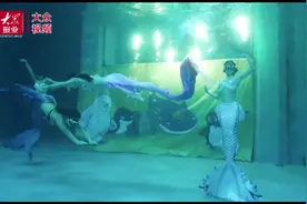 国内首场“水下烟花瀑布&人鱼秀”亮相青岛海昌极地海洋公园图片