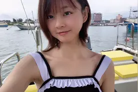 妹子第一次素颜穿泳装去海边浮潜 结果手忙脚乱差点翻车 太难了视频封面