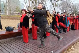 阿贵教一帮老太太蹦蹦跳跳的兔子舞，个个反应很快一分钟学会视频封面