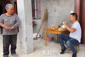 丈母娘第一次吃榴莲，尝了一口直言太臭，吩咐女婿赶紧拿走！视频封面