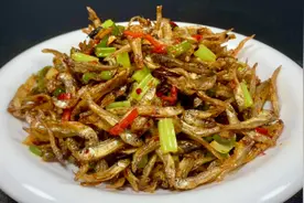小鱼干最好吃的家常做法，香辣开胃不发硬，下酒又下饭真的太香了视频封面