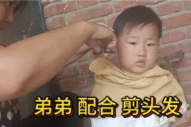 天热，在家给梦瑶弟弟剃头发洗澡，能省20块钱呢，洗完澡真凉快！视频封面