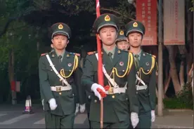 最美校园的武汉大学国庆期间的升旗仪式，学生旗手英姿飒爽！视频封面