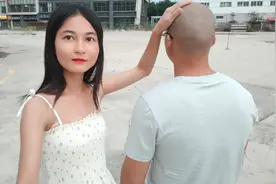 打工妹第一次摸大哥哥的头，却被说不能随便乱摸，向前一问尴尬了视频封面