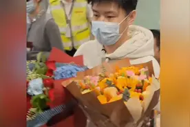 5月8号，赵心童载誉回国落地深圳，一下飞机就被围得里三层外三层视频封面